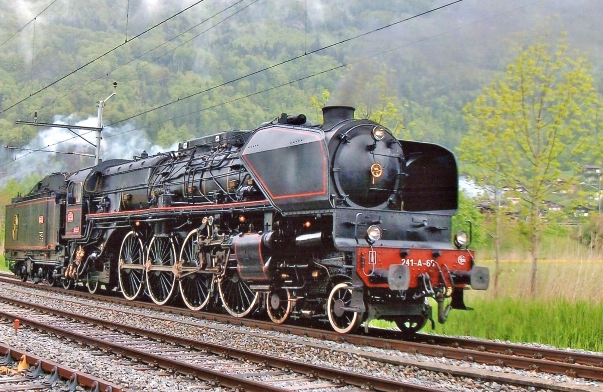 Am 26 Mai 2010 lauftt 241-A-65 um in Interlaken ost während ein -leider von Regen übergossenes Bahnhofsfest.