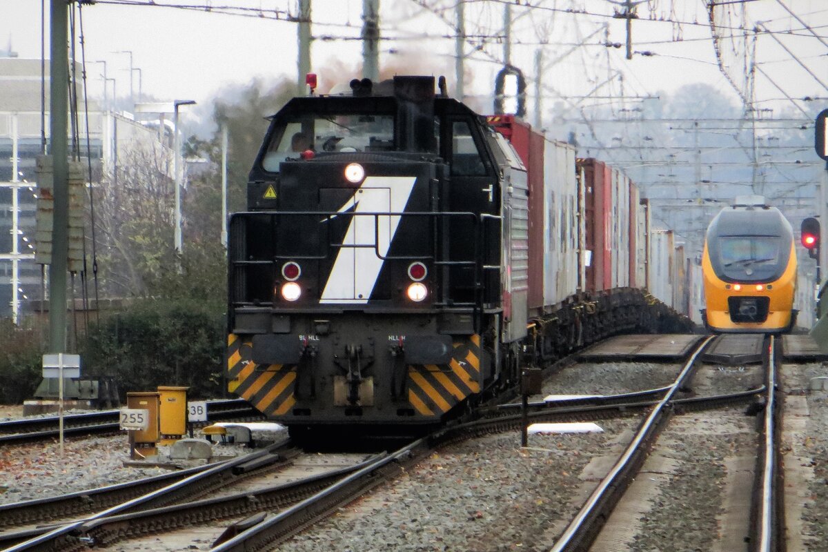 Am 26 November 2020 treft RFO 7110 mit ein Containerzug in Blerick ein.