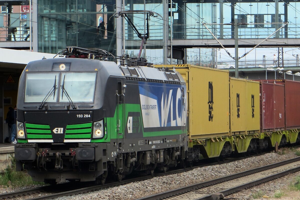 Am 27 Mai 2022 besucht WLC 193 824 samt Containerzug Regensburg auf den weg Richtung Nrnberg.
