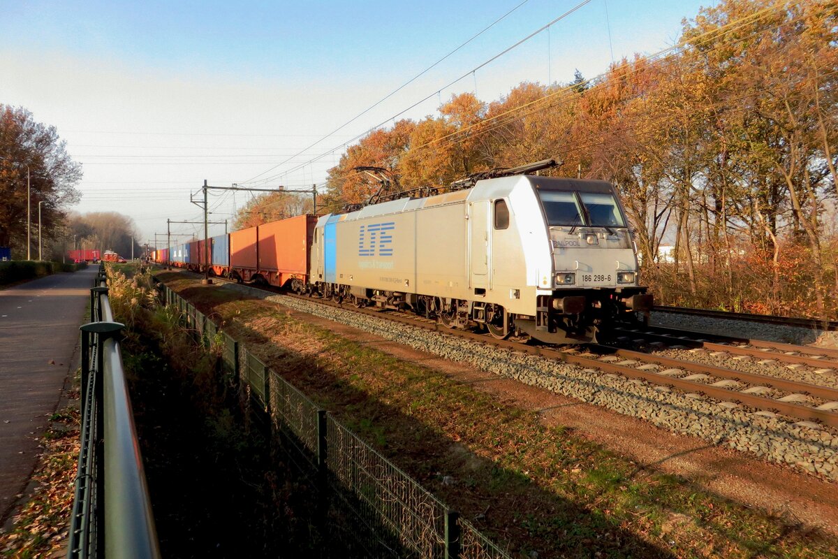 Am 27 November 2020 durchfahrt LTE 186 298 mit der Mannheim/Wrth KLV Blerick im letzten Sonnenschein.
