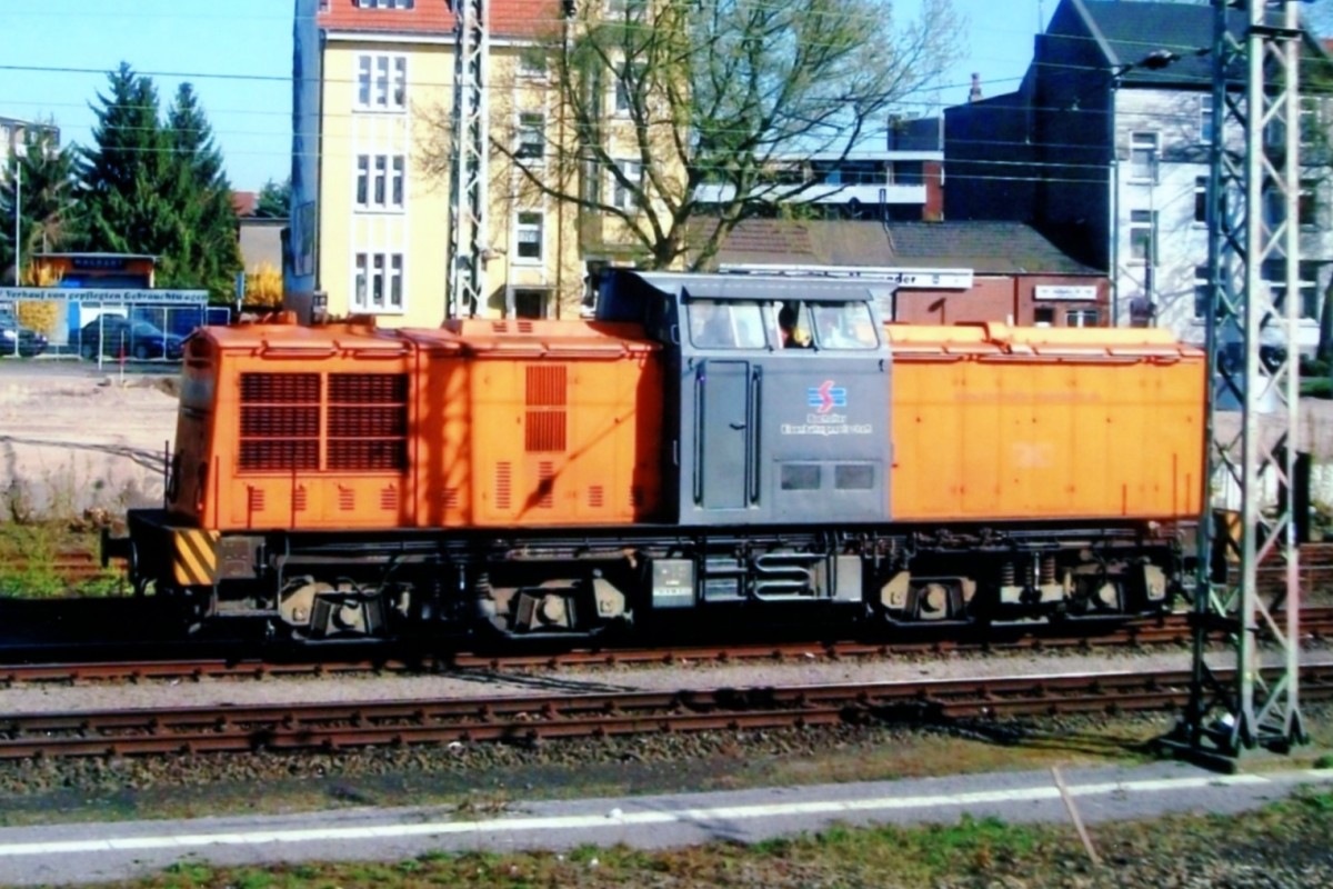 Am 27 September 2010 wurde Bocholter Eisenbahn 202 271 in Wesel vom 'mein' ICE nach Arnhem fotografiert.