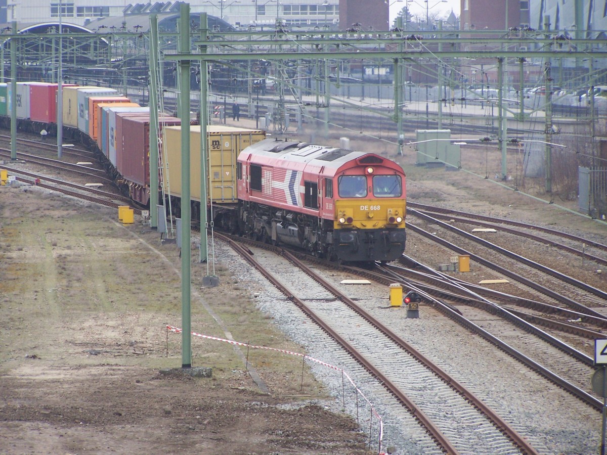 Am 28 Februar 2008 verlässt HGK 668 Nijmegen Centraal.