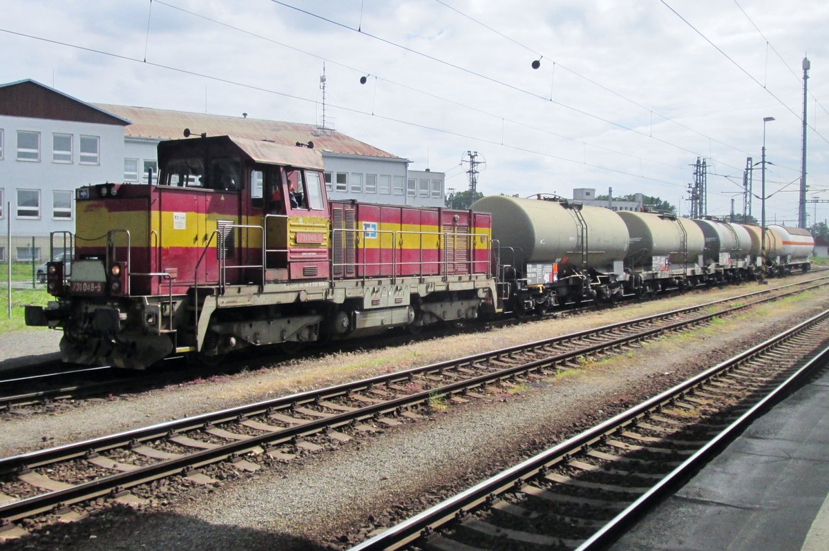 Am 28 Mai 2015 zieht 730 048 ein Kesselwagenzug durch Ostrava.