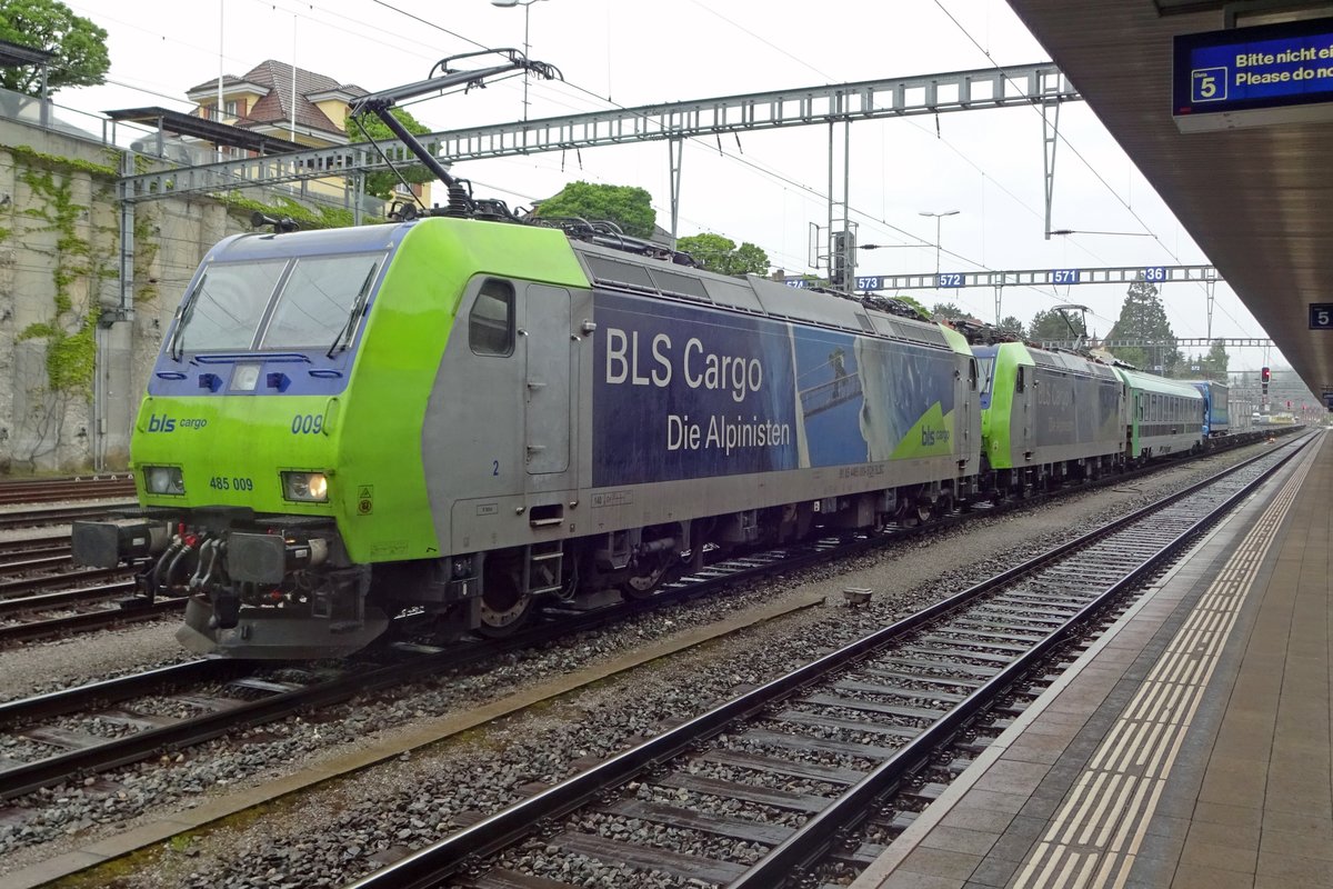 Am 28 Mai 2019 wartet in Spiez BLS 485 009 auf die Weiterfahrt nach Visp und Brig.