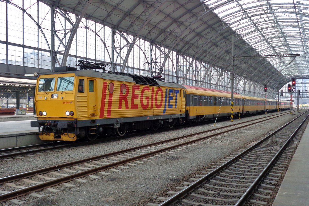 Am 2.Jänner 2017 steht regiojet 162 116 in Praha hl.n. abfahrtbereit.