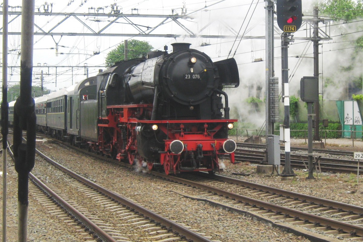 Am 3 Juli 2012 treft 23 076 in Dordrecht ein.