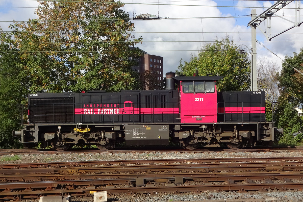 Am 3 Oktober 2019 steht IRP 2211 abgestellt in Nijmegen, nach den verkauf von 48 DM'90 Triebzüge an FeroTrans fehlschlug. IRP 2211 hat die betroffene Triebzüge innerhalb Nijmegen rangiert.