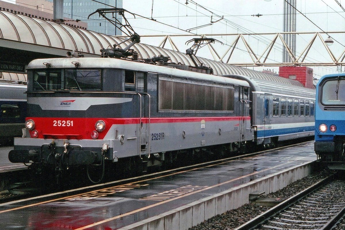 Am 30 Mai 2006 steht 25251 in Lyon part-Dieu.