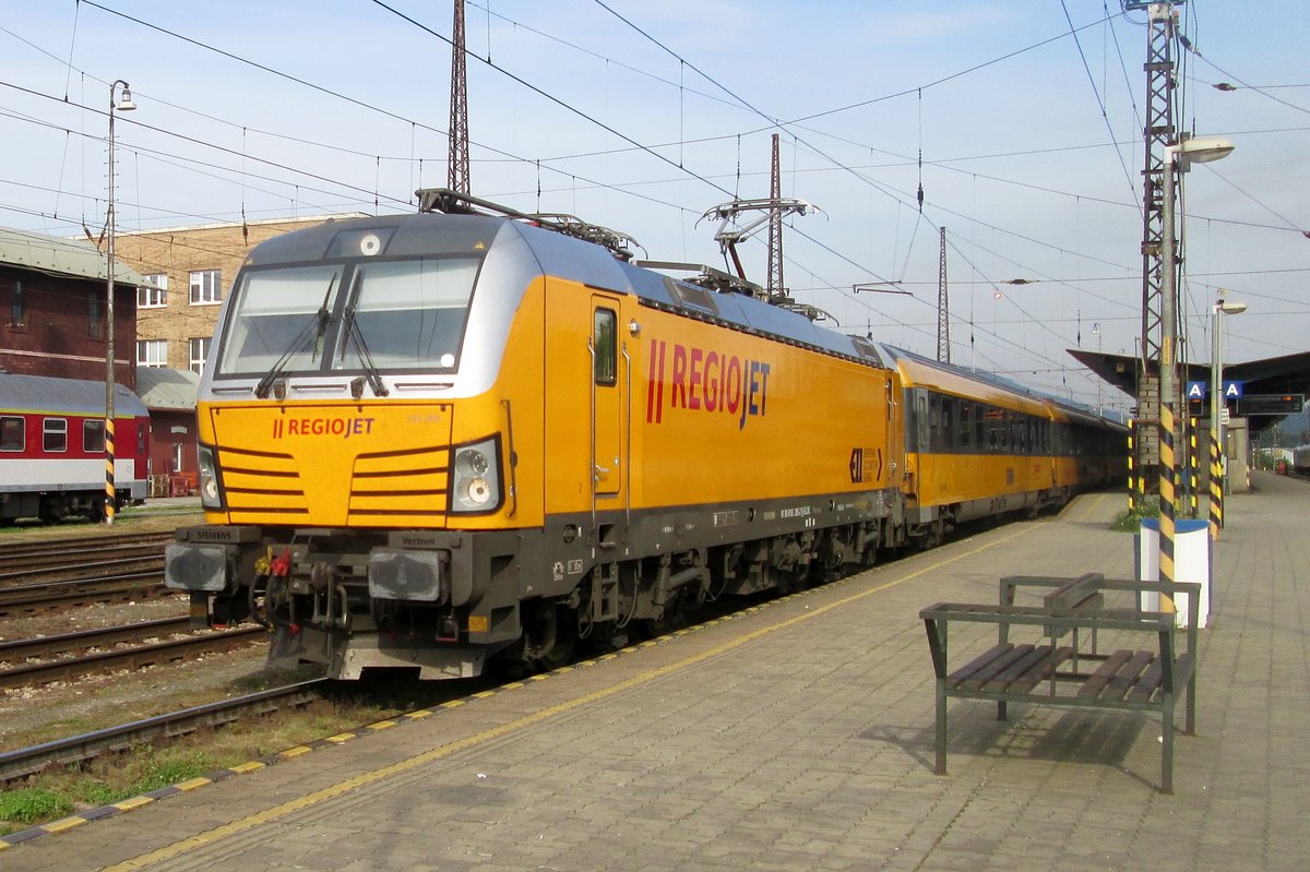 Am 30 Mai 2015 verlässt RegioJet 193 205 Zilina.