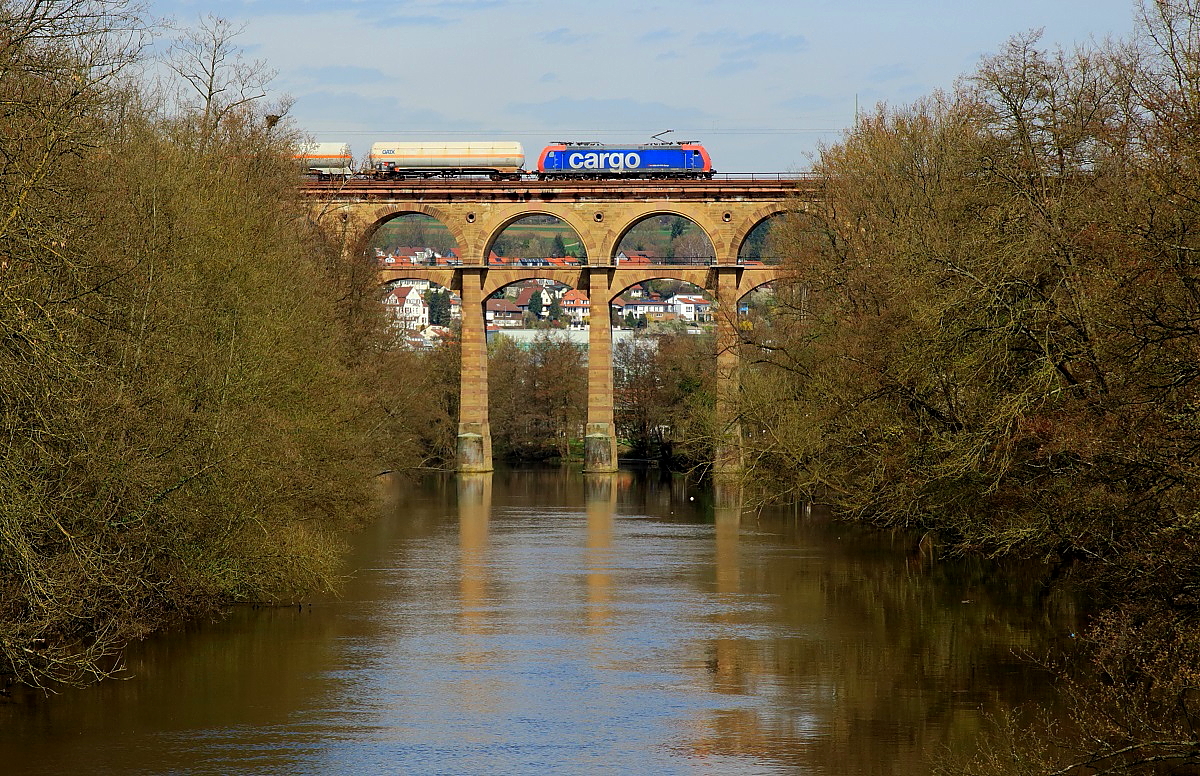 Am 31.03.2016 überquert eine Re 482 der SBB Cargo den Enzviadukt in Bietigheim