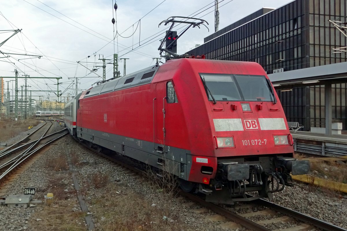 Am 3.Januar 2020 schiebt 101 072 ein IC nach Ulm aus Stuttgart Hbf aus.
