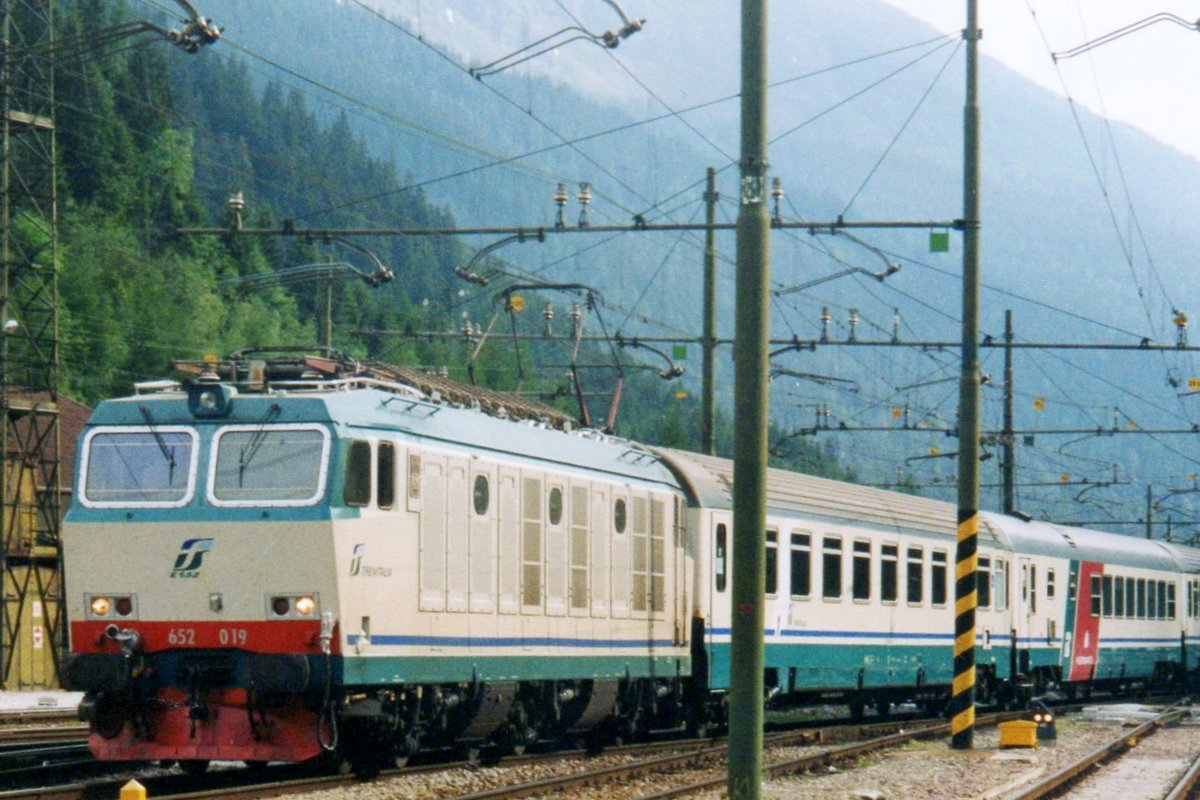 Am 4 Juni 2003 treft E 652 019 mit ein EC in Brennero ein.