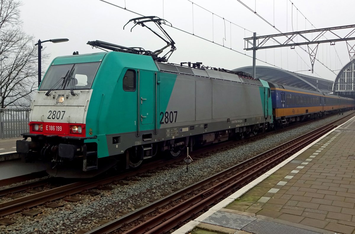 Am 5 Dezember 2019 verlässt 2807 mit ein IC-Brussel Amsterdam Centraal.