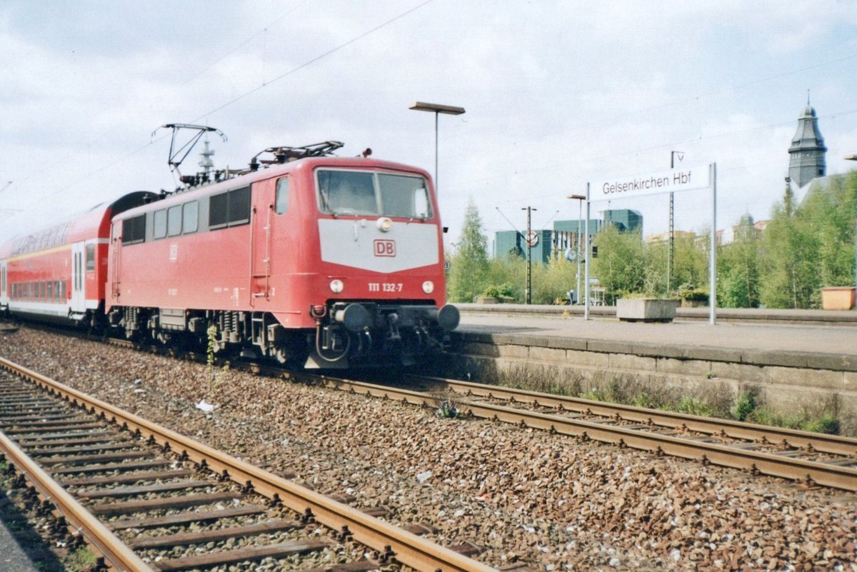 Am 5 November 1999 hllt 111 132 in Gelsenkirchen Hbf.