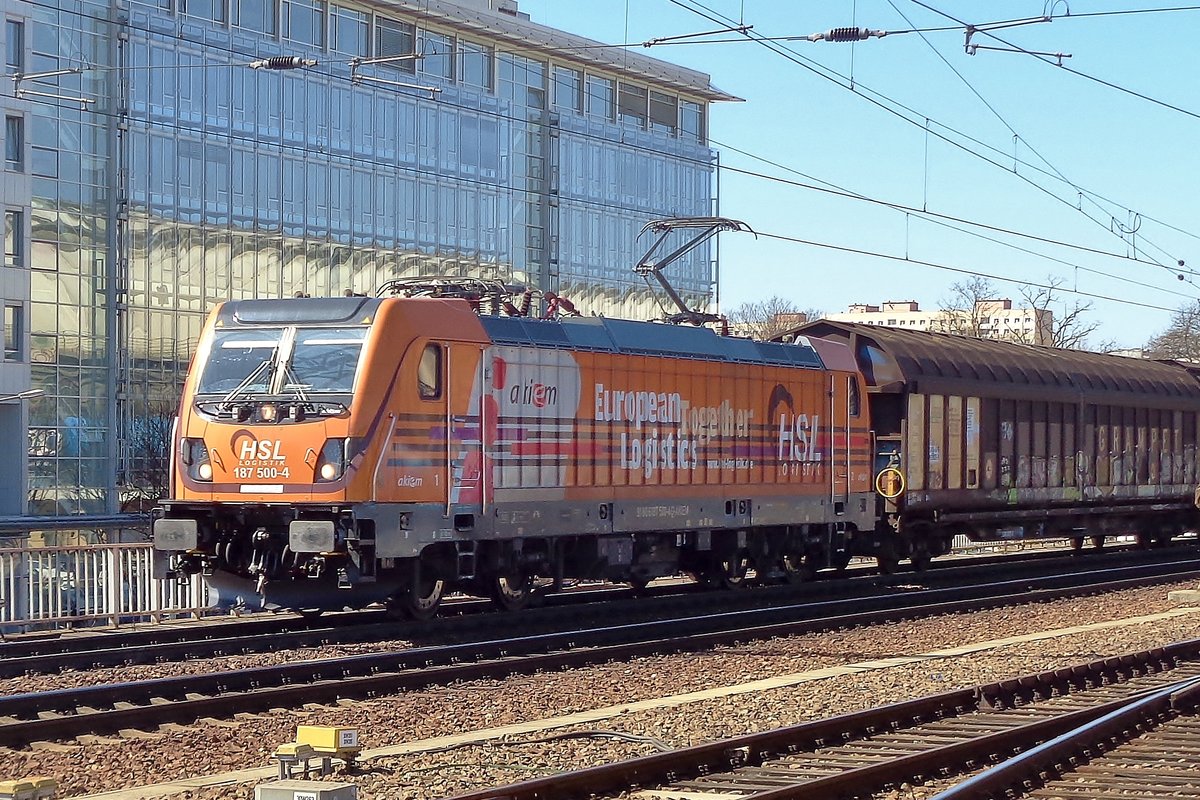 Am 7 April 2018 berrascht HSL 187 500 in Dresden Hbf beinahe der Fotograf. 