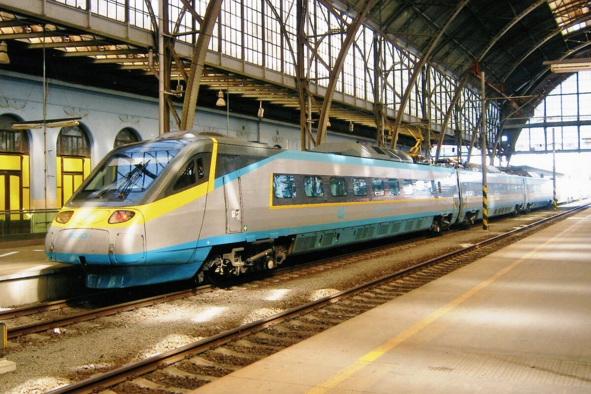 Am 7 Mai 2011 stand CD Pendolino 682 002 in Praha hl.n. Die Abfahrt dieses Blitzzuges verzog sich jedoch um 20 Minuten. Die 682 ist der 2.Steuerwagen dieser Züge.