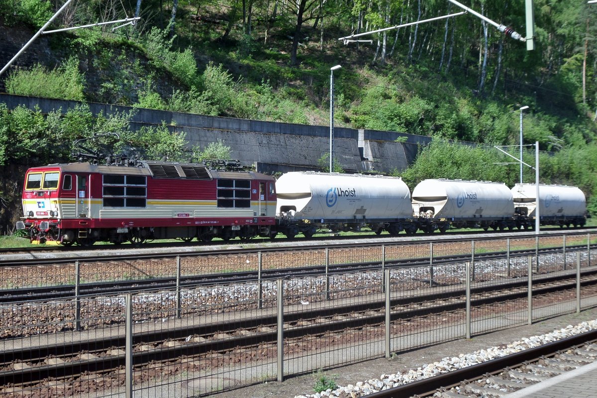 Am 9 April 2018 steht 372 006 in Bad Schandau.