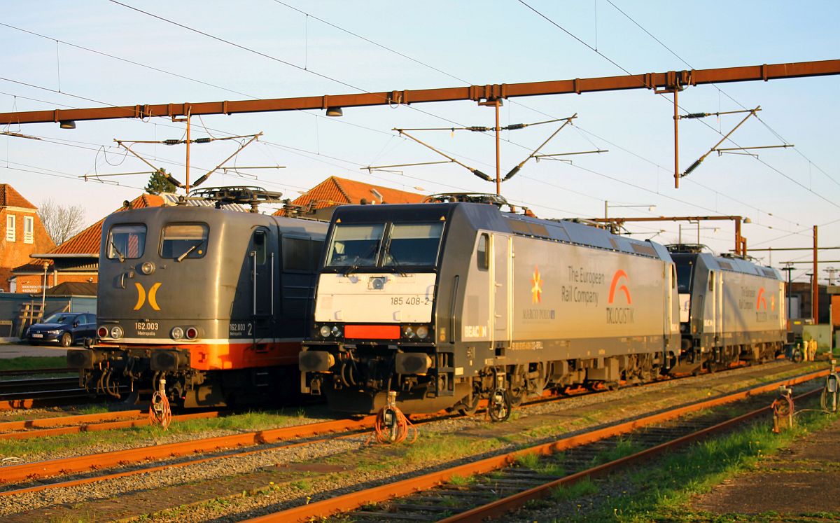 Am Abend wollte ich die Hectorrail 162.003 noch einmal in voller Schönheit in der Abendsonne fotografieren, aber in der Zwischenzeit hatte man sie  freundlicherweise  mit der BRLL/TXL 
185 408-2 zugestellt, Pattburg 18.04.2023