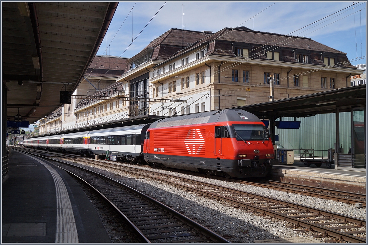 Am Bahnsteig 1 in Lausanne wartet ein IR 15 auf die Abfahrt nach Luzern. 

17. April 2020