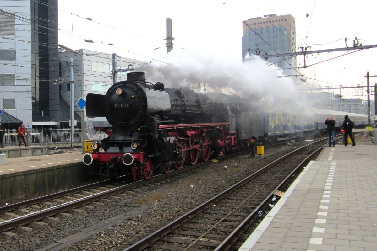 Am Karfreitag 30 März 2013 schnellt 01 1075 mit ein Sonderzug aus Köln durch Utrecht Centraal.