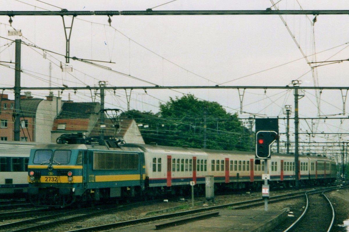 Am miesen 19 September 2004 verlässt 2732 Gent Sint-Pieters.