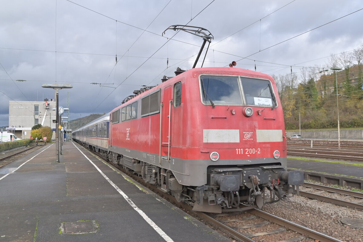 Am  Montag den 20.11.2023 herrschte reger Umleiterverkehr in Neckarelz.  Hier ein Nachschuß auf die aus Osterburken kommende 111 200 der GfF mit dem TRI RE8 Ersatzzug nach Stuttgart,  der hier Kopfmachen muss um dann Neckar aufwärts weiter zu fahren. 