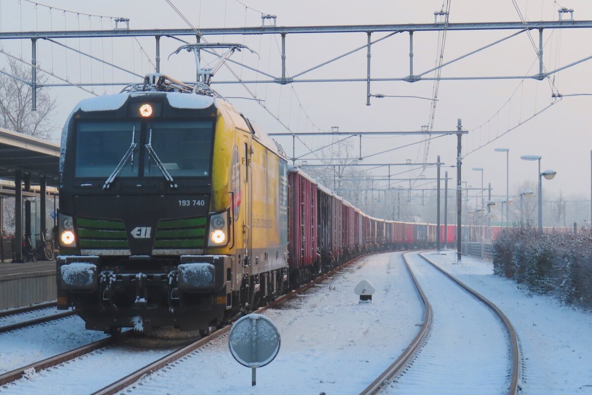 Am Morgen von 19 Jänner 2024 wird LTE 193 740 mit offener Güterwagen bereitgestellt in Oss.