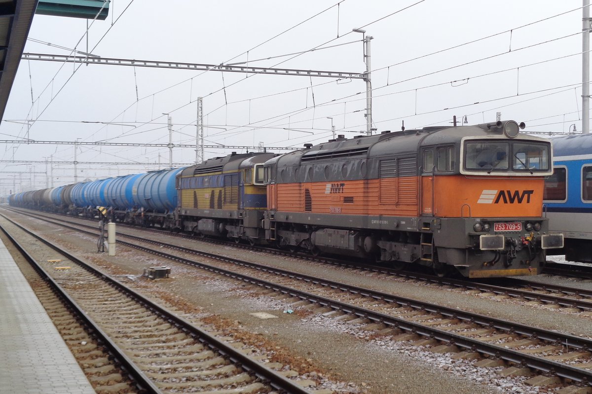 Am Neujahr 2017 steht AWT 753 709 mit ein Ölzug in Breclav.