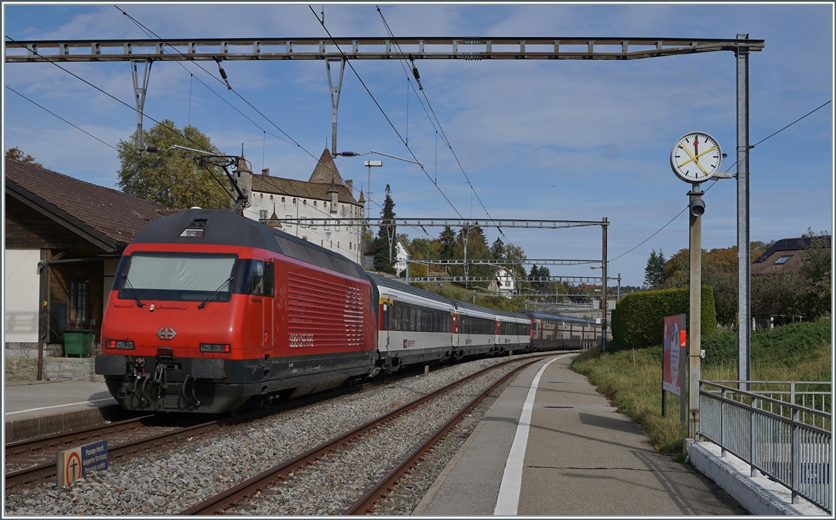 Am Schluss des langen IC 1 717 läuft eine weitere SBB Re 460 mit, die eigentlich nur für die Rampen des Durchgangsbahnhofs von Zürich benötigt wird. Das Bild entstand bei der Durchfahrt von Oron.

22. Okt. 2020