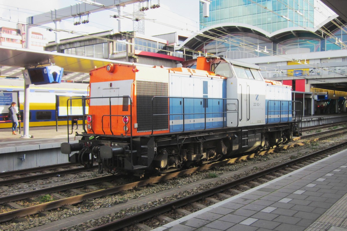 Am sonnigen 11.November 2011 steht NbE 203 163 in Utrecht Centraal.