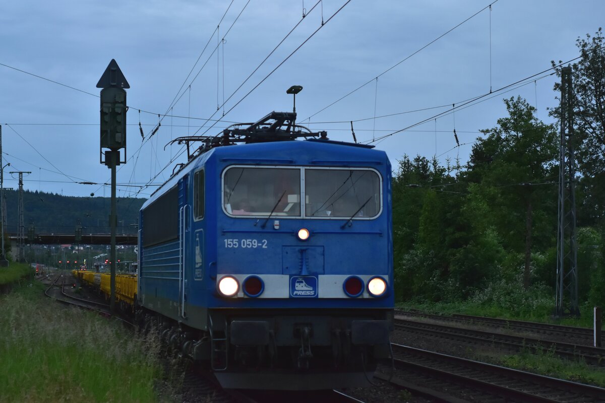 Am spten Abend des 27.5.2024 kam die PRESS 155 059 mit einer langen Schlange Flachwagen durch 