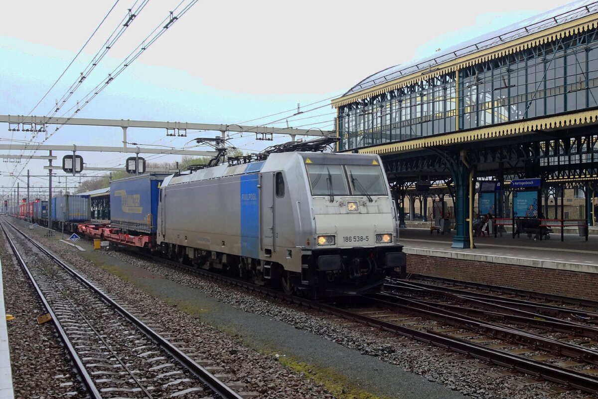 Am trben 13 April 2022 zieht ReTrack 186 538 ein KLV aus Rzepin durch s'-Hertogenbosch.