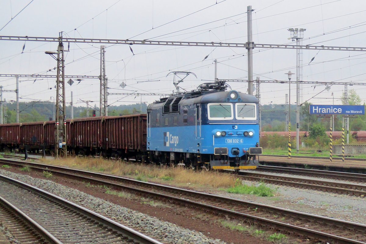Am trüben 14 September 2018 durchfahrt ein Leerkohlezug mit 130 032 Hranice nad Morave.