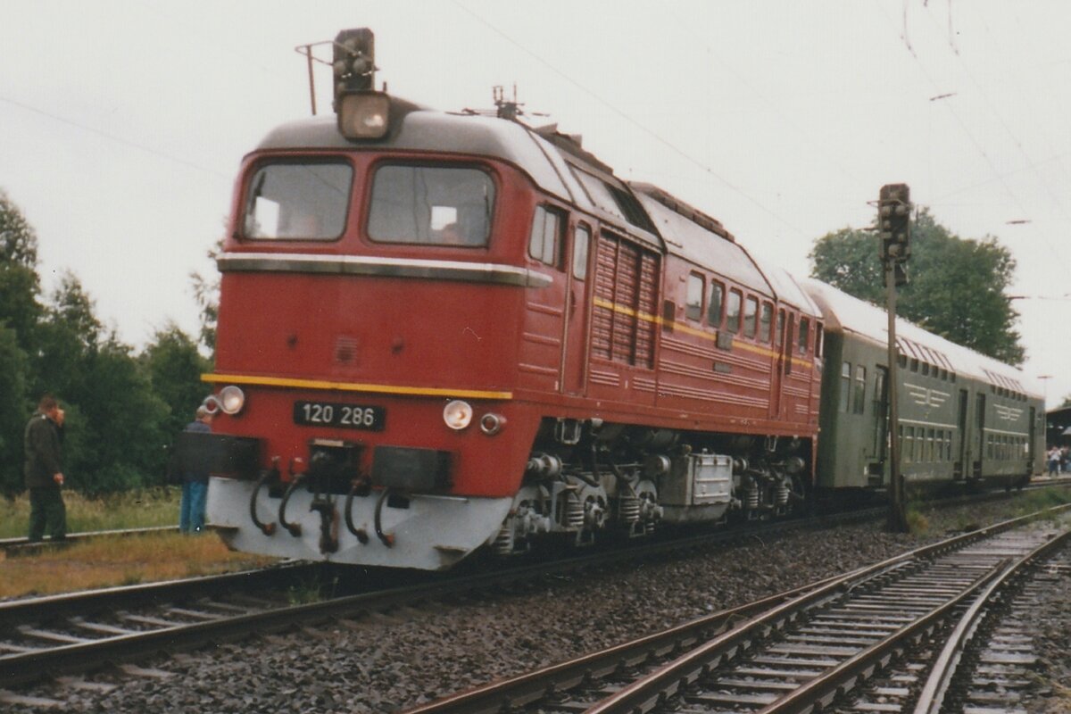 Am verregneten 13.August 1997 war es dank der Discipline der Bahnfans damals kein Problem, wann whrend ein Bahnhofsfest in Rheydt-Odenkirchen ein ex-DR Regionalzug mit 120 286 ins freien Feld fotografiert wurde.