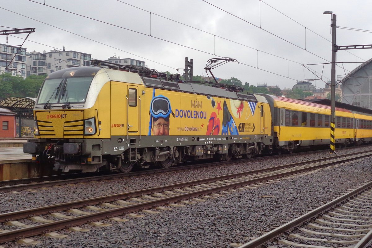 Am verregneten 16 Mai 2018 steht Werbe-Vectron RegioJet 193 227 in Praha hl.n.