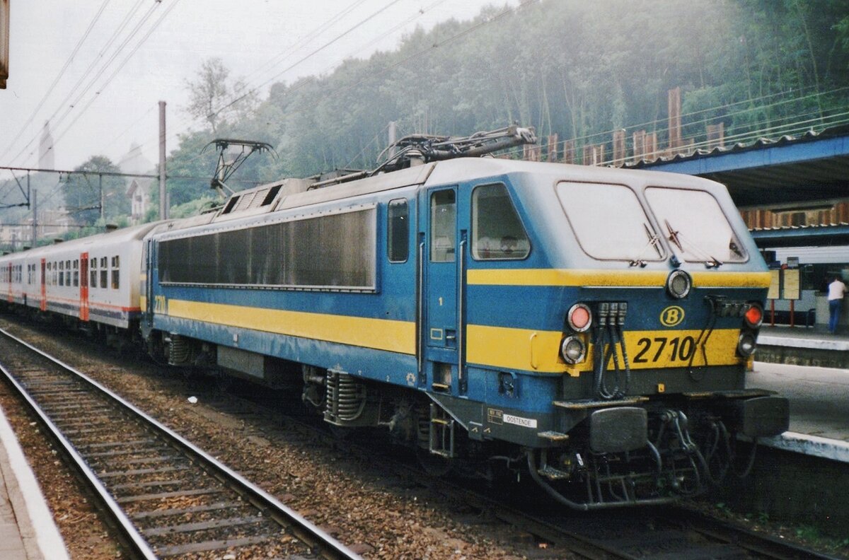An Abend von 13 Juli 1999 steht 2710 in Lüttich-Guillemins.