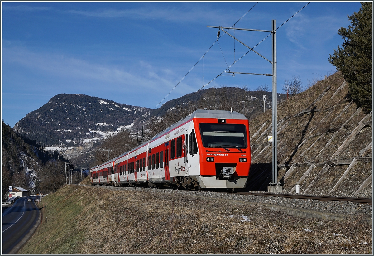 An einem sonnigen Morgen sind die beiden TMR Region Alpes RABe 525 039 und 525 041 als Regionalzug von Martigny nach Le Châble unterwegs. Der Zug konnte kurz vor seinem Ziel in Le Châble fotografiert werden. 

9. Feb. 2020