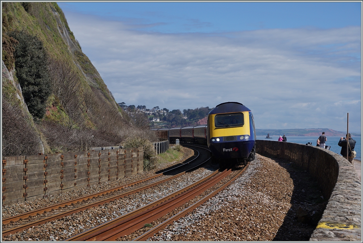 An der Südküste Englands, bei Dawlish fährt die Bahn einige Meilen dem Meer entlang, so wie hier ein GWR Class 43 HST 125. 

19. April 2016