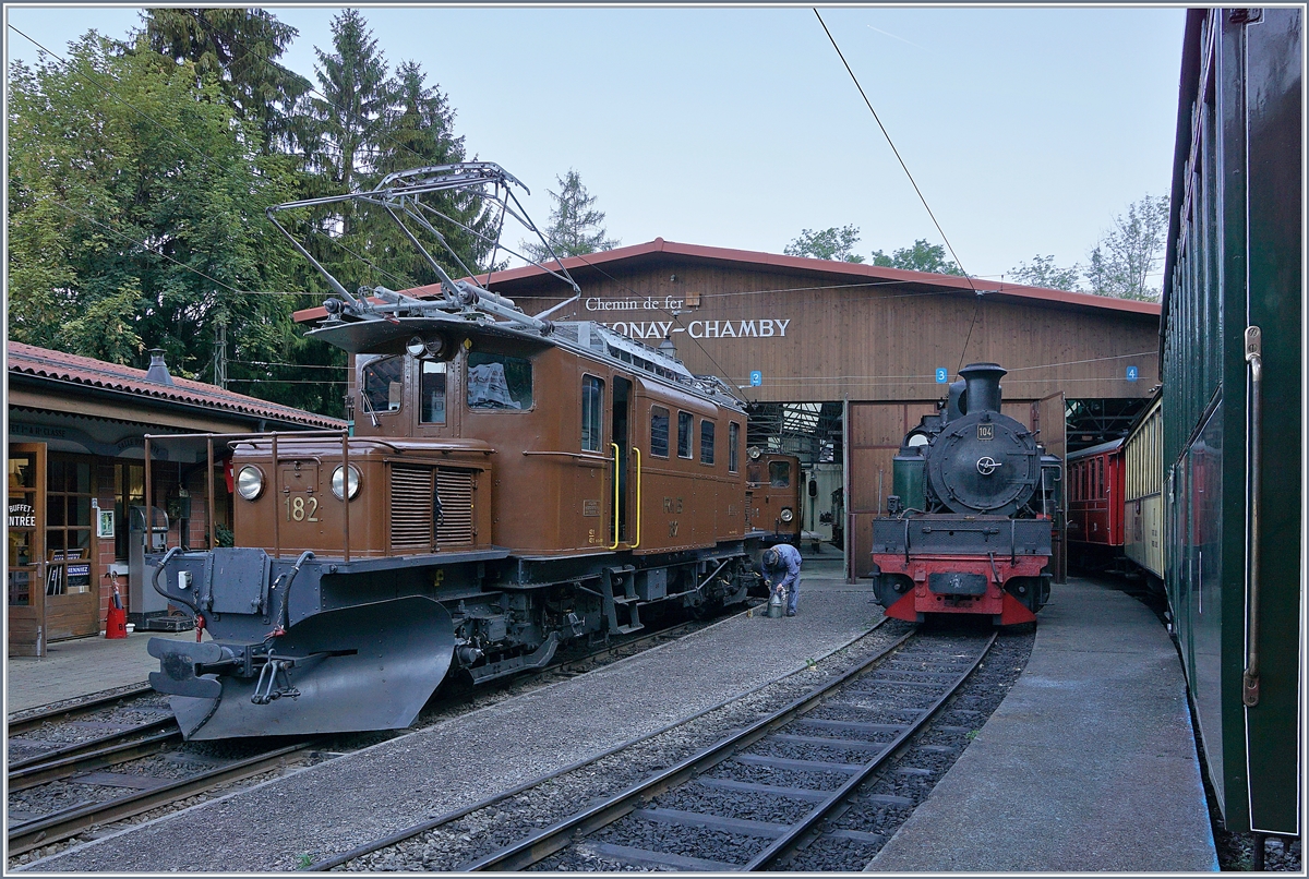 Anl�sslich des 50 Jahre Jubil�um der B-C kam es im Rahmen des Mega Bernina Festivals zum wohl einmaligen Treffen zweier einmaliger Charakterk�pfe: des RhB Krokodils Ge 4/4 182 und der SEG G 2x3/3 104 (C'Ch4vt-Mallet) in Chaulin. W�hrend die RhB Ge 4/4 als Gastlok bei der BC weilte, ist die 56 Tonnen schwere und 35 km/h schnelle Nassdampf G 2x 3/3 104 (Hanomag 10437, Baujahr 1925) schon seit 1967 bei der BC und soll nun wieder betriebsf�hig aufgearbeitet werden. 8. Sept. 2018