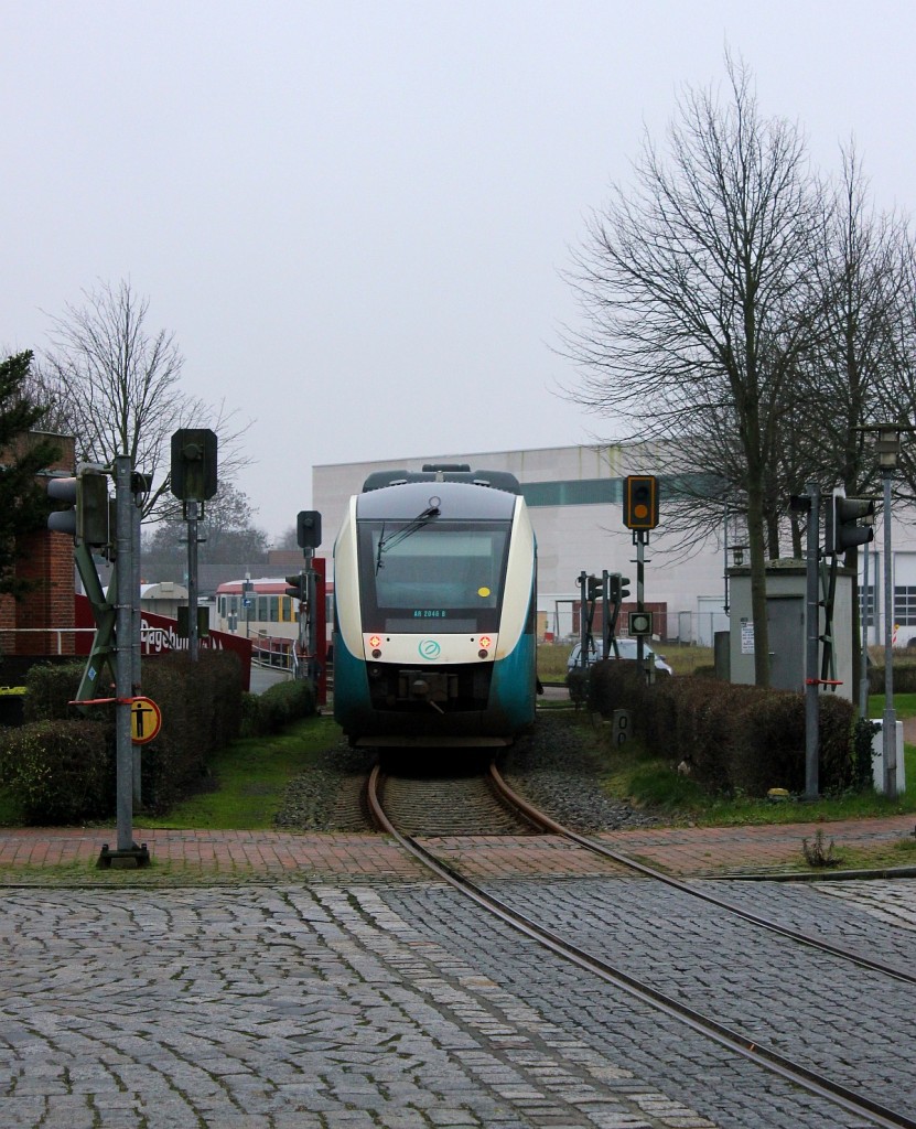 Arriva AR 2046 wird hier in den neg Teil in Nieb�ll rangiert. Im Hintergrund ist ein Teil der neuen Werkshalle zu sehen. Aufgenommen vom B� am Bhf Nieb�ll. 19.12.2015
