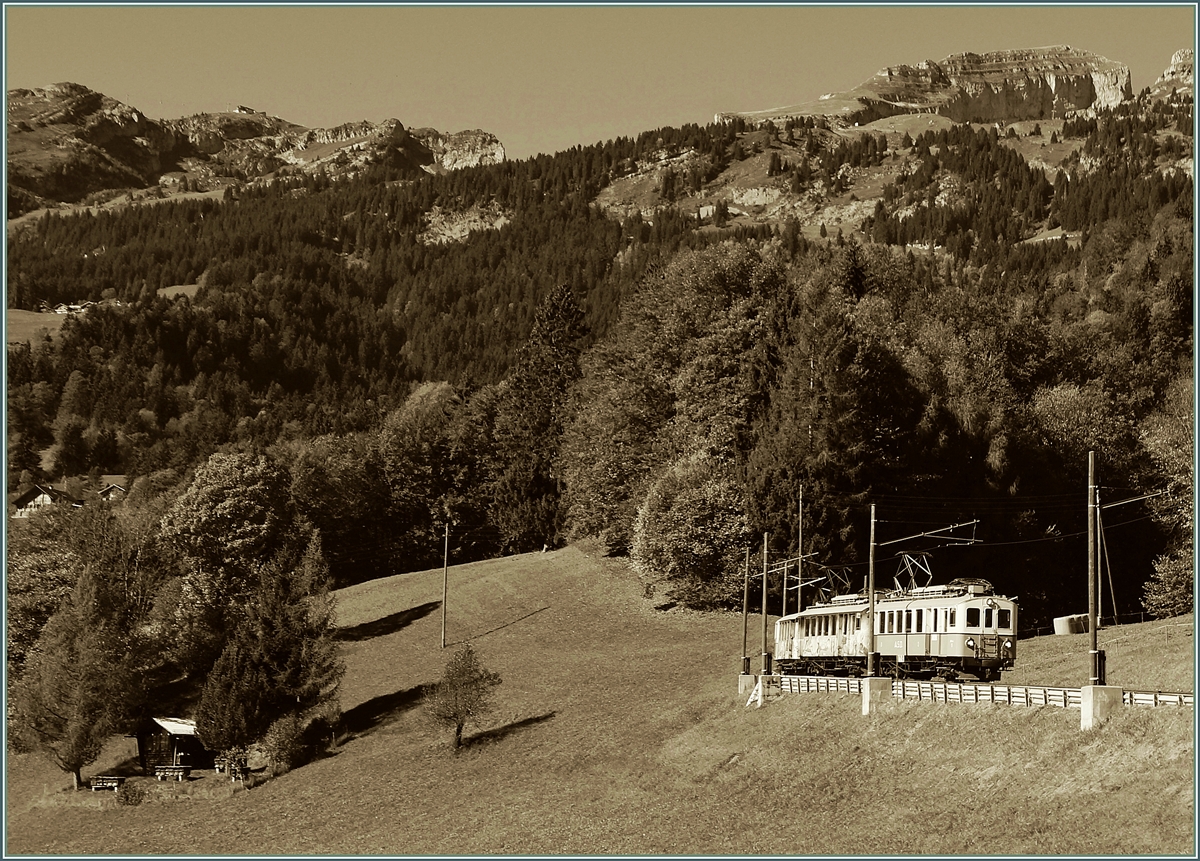 ASD BCFe 4/4 N� 1 und BDe 4/4 N� 2 zwischen Le S�pey und Les Planches auf der Fahrt nach Aigle.
18. Okt. 2014