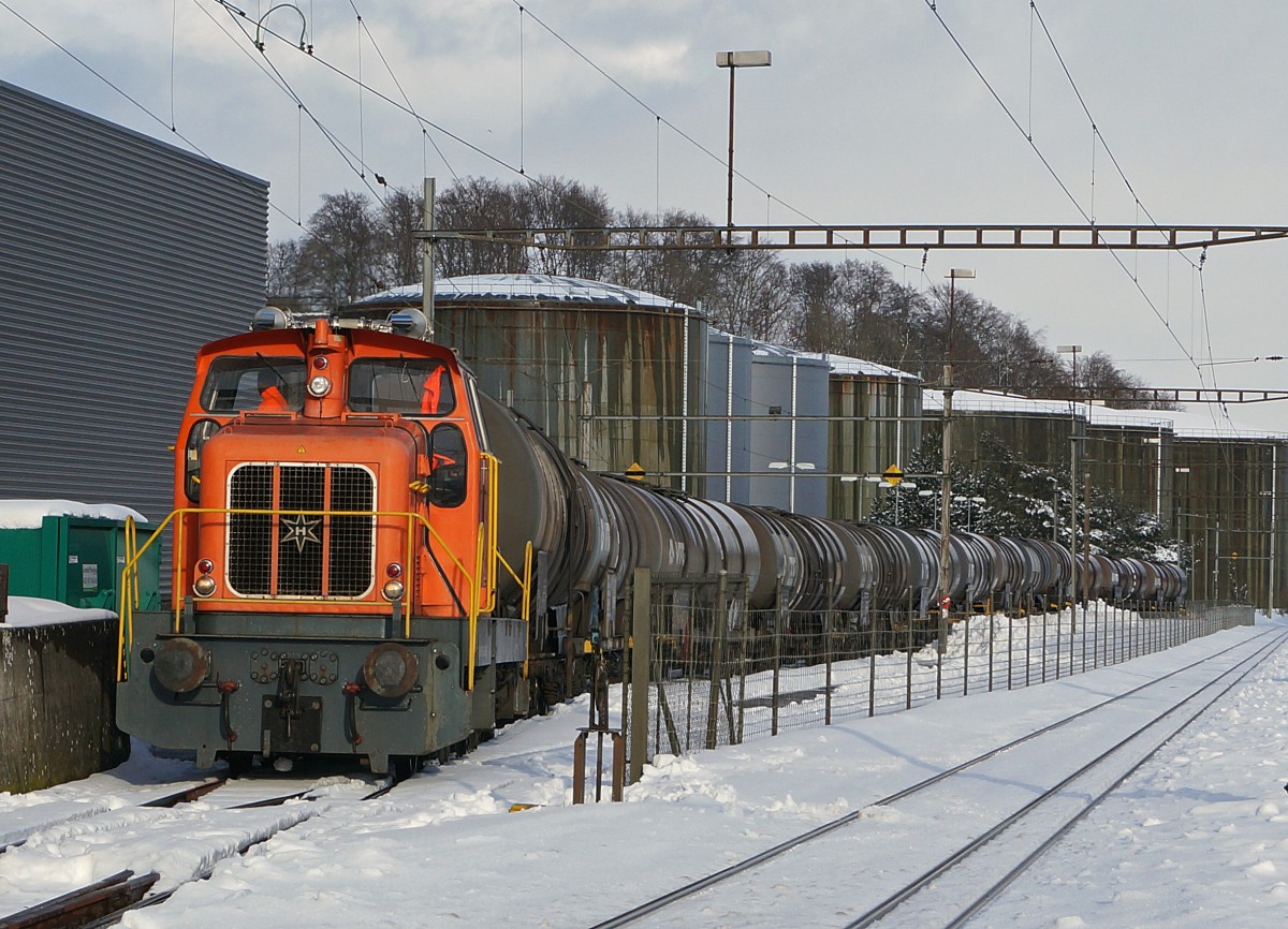 ASM: Die von Henschel/Volvo/Voith erbaute Em 3/3 326 HENSCHEL konnte am 2. Februar 2015 in Oberbipp vor einem langen Kesselwagenzug im Bilde festgehalten werden.
Foto: Walter Ruetsch