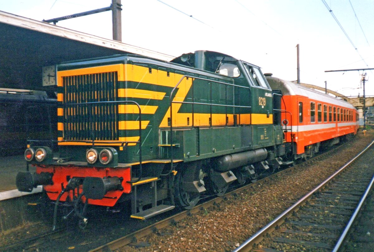 'ATLANTA' 8219 rangiert am Abend von 13 Juli 1999 in Lüttich-Guillemins.