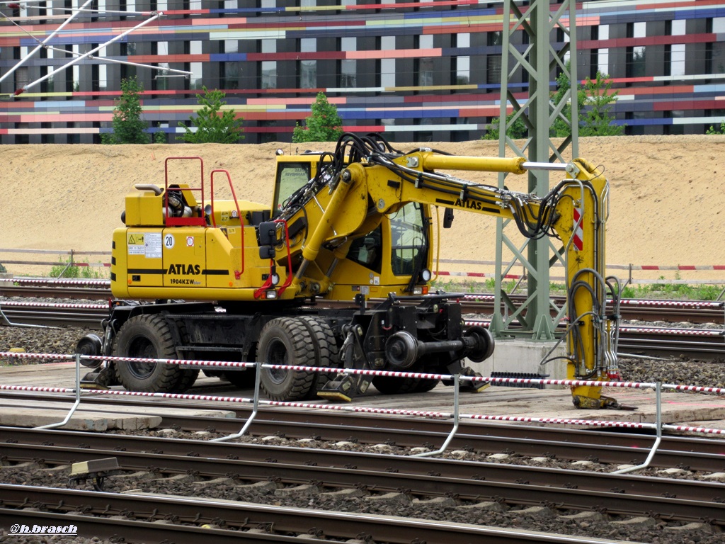 ATLAS zweiwegebagger,abgestellt in hh-wilhelmsburg,19.05.18