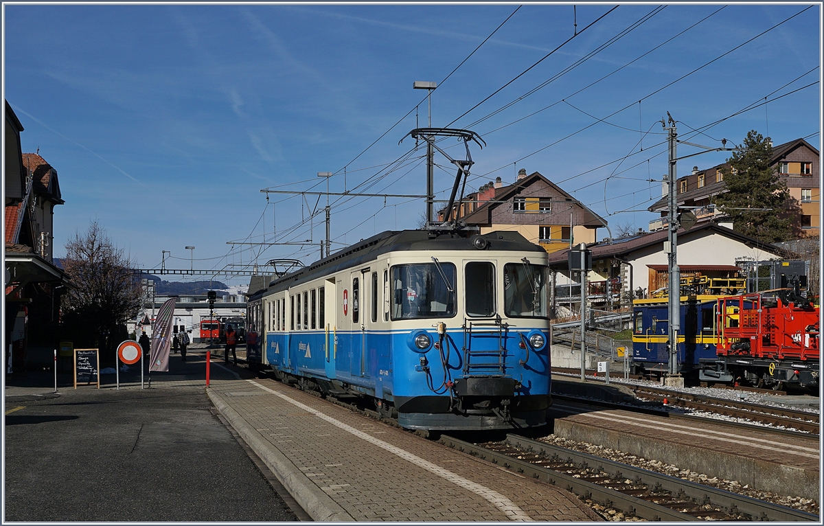 Auch 2019 noch im Planeinsatz, wobei dies die letzte Saison sein dürfte: die MOB ABDe 8/8.
Im Bild der von Montreux eingetroffene ABDe 8/8 4001 SUISSE in Chernex, der nach einer Kurzwende als Regionalzug 2327 nach Montreux zurück fahren wird.
16. Jan. 2019