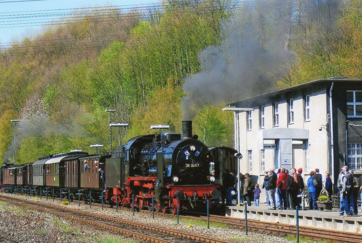 Auch am 17 April 2010 war 38 2267 aktiv in Bochum-Dahlhausen; hier während die Preussen-Tage (Thema der Museumstage von April 2010).