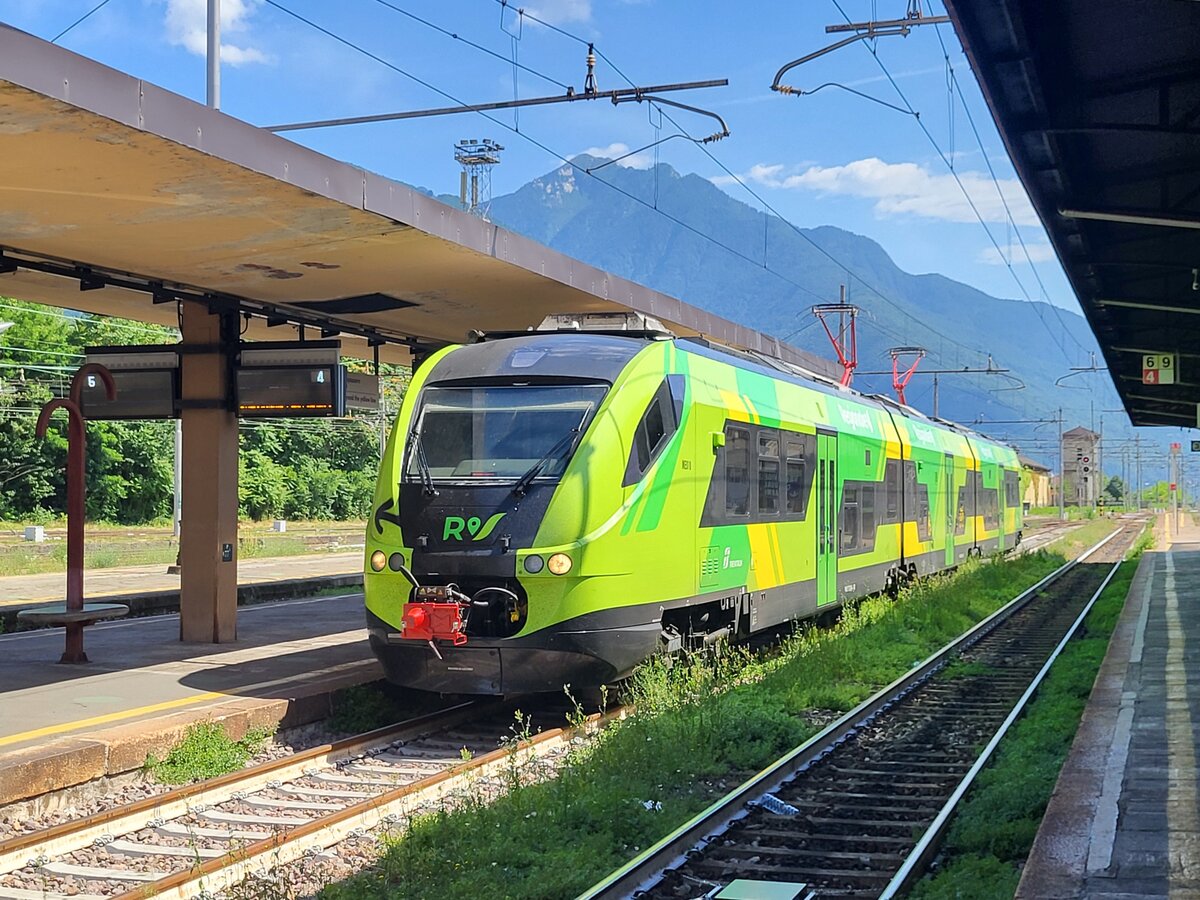 Auch in Domodossla zeigen sich die neuen FS Trenitalia Regionalfarben: Aus Novara erreicht der ME 501 010 sein Ziel , Domodossola.

17. Juni 2026