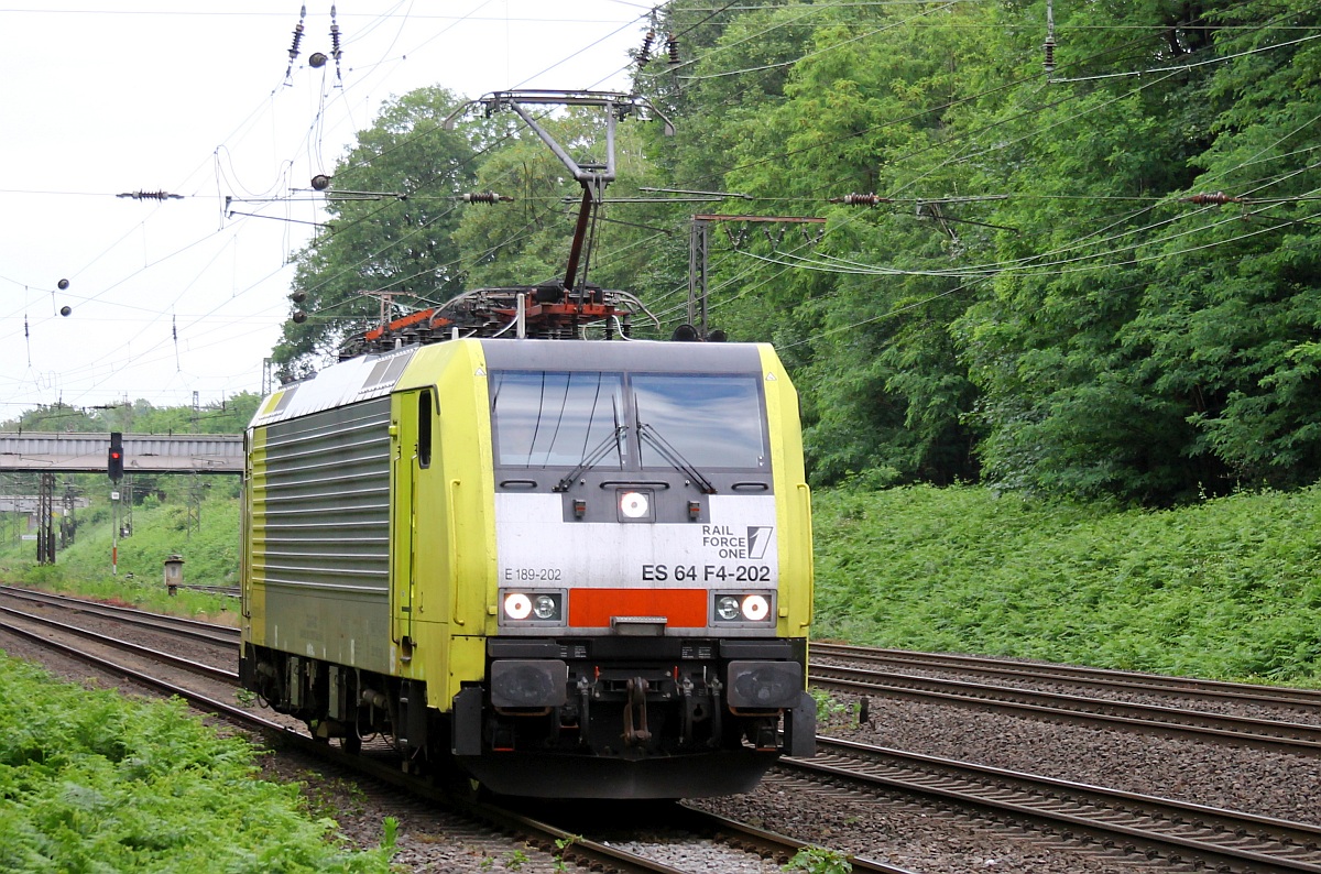 Auch eine der letzten gelben Dispoloks, ES 64 F4-202 von RailForceOne, kam Lz an der Abzweigstelle Lotharstraße Duisburg vorbei 09.06.2022