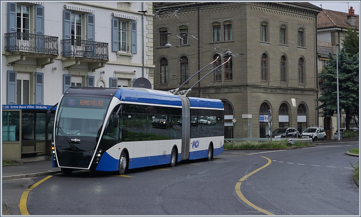 Auf der VMCV Linie 201 verkehren seit neustem  Last-Mile  Buse, da die Verlängerung der Strecke nach Rennaz nach einer Volksabstimmung nicht elektrifiziert werden durfte. Im Bild ein Bus der Linie 201 beim Halt an der Haltestelle  Entre Deux Ville  in Vevey.

14. Mai 2020