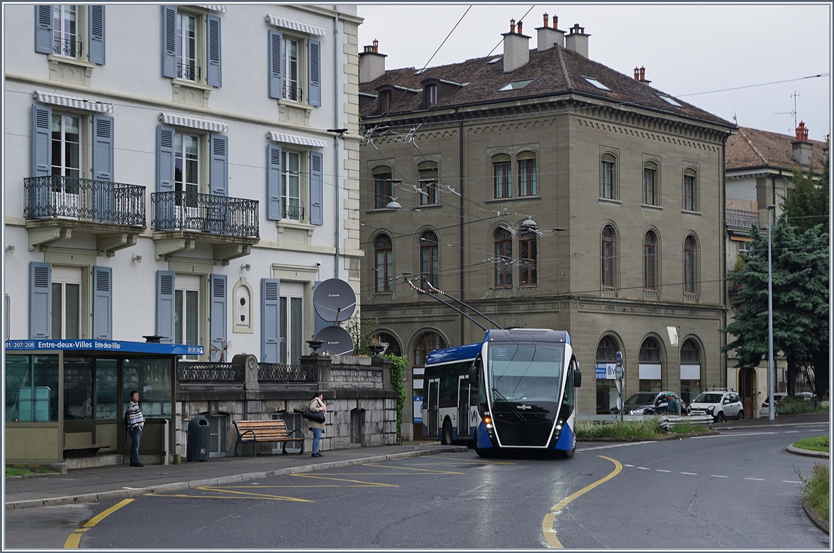 Auf der VMCV Linie 201 verkehren seit neustem  Last-Mile  Buse, da die Verlängerung der Strecke nach Rennaz nach einer Volksabstimmung nicht elektrifiziert werden durfte. Im Bild erreicht ein Bus der Linie 201 den  Entre Deux Ville  in Vevey. 14. Mai 2020